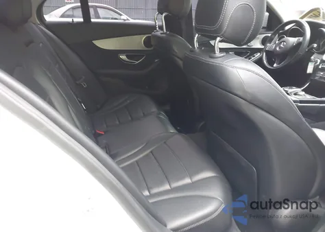 2016 Mercedes-Benz C 300 4Matic z USA, uszkodzony, nr VIN 55SWF4KB8GU115423